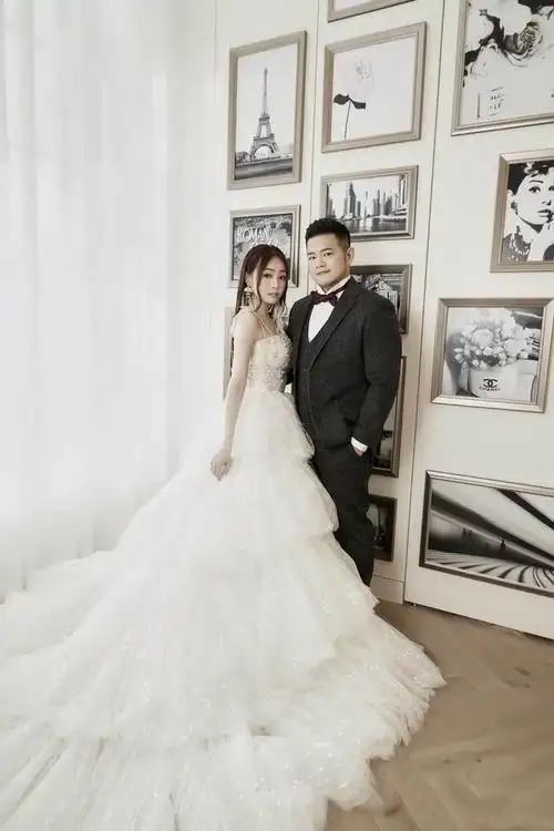 32岁知名偶像结婚照,与富二代男友颜值差距大,网友:美女与野兽