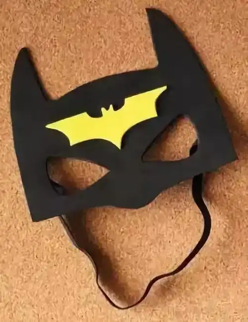 面具主体,再按照模板剪黄色的海棉纸作为蝙蝠侠的标志(不好掌握可以先
