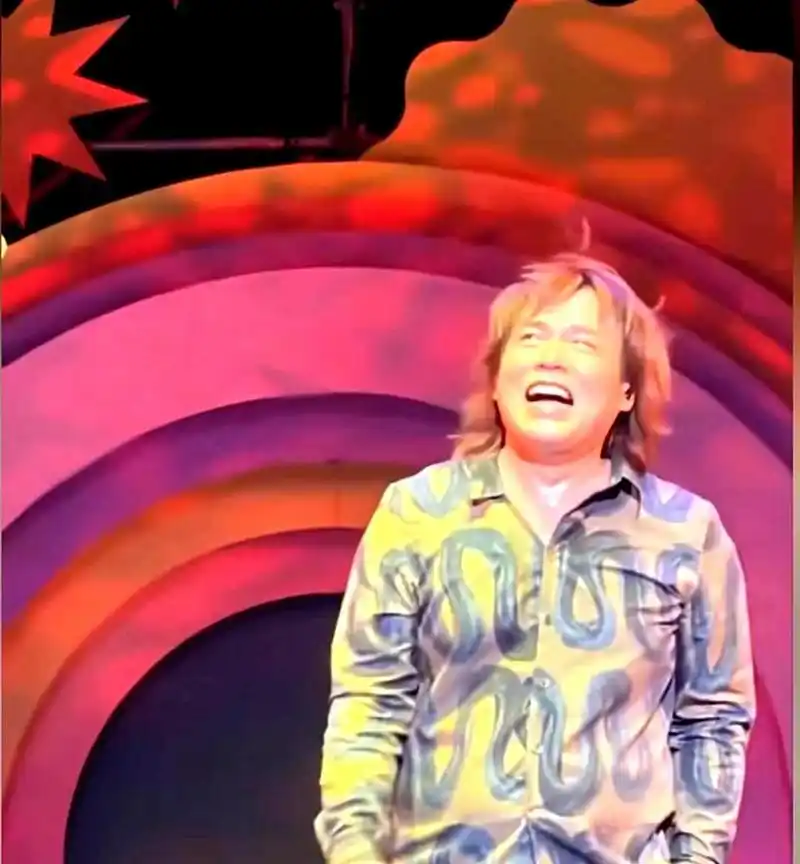 伍佰感动不已,双手插兜,心中无对手,因为粉丝花费500元请他演唱500首