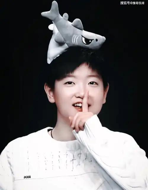 当孙颖莎代表国乒参加典礼的时候,坐在场下的邓亚萍疯狂为孙颖莎鼓掌