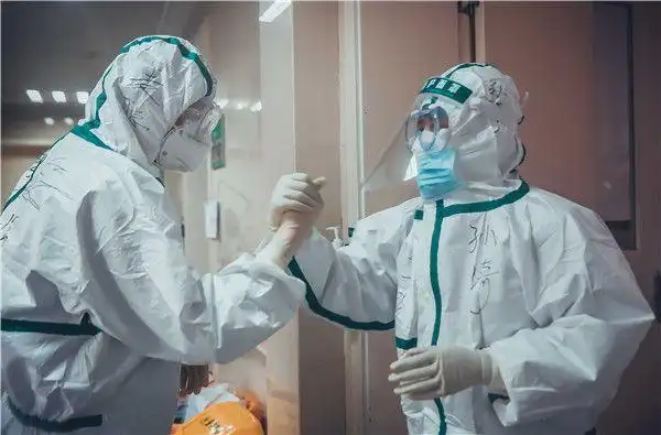 "中国医师节"将至 致敬抗疫一线医护人员|新冠肺炎_新浪新闻