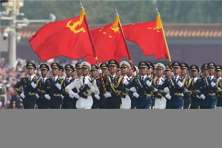 党旗,国旗,军旗引导浩荡铁流,向世界庄严宣告:中国人民解放军,是一支"