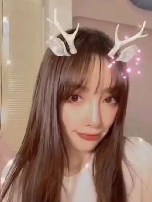 懒理传闻玩特效李小璐晒麋鹿造型自拍可爱甜美满屏少女感