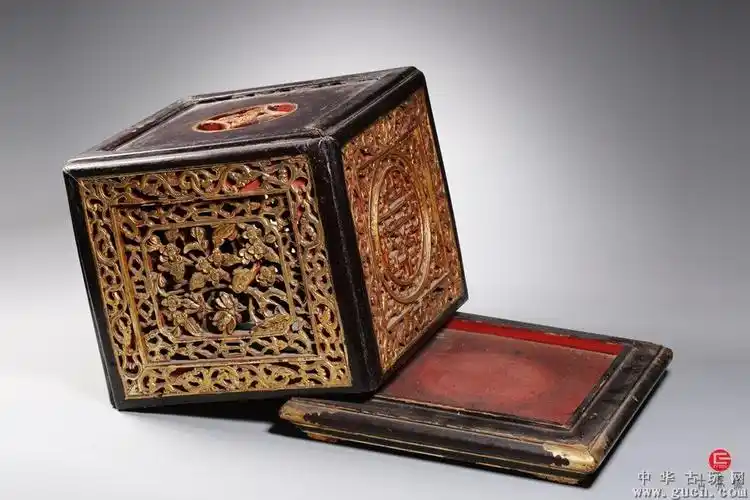明末清初.木胎漆器四面开光满工镂雕花鸟夔龙纹寿字纹四方香薰盒 - 中