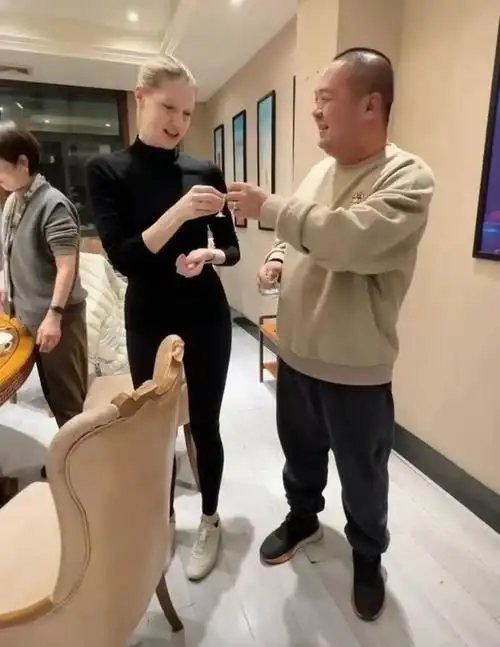 撒贝宁老婆花期太短身材发福早不洋气了跟普通家庭妇女无异