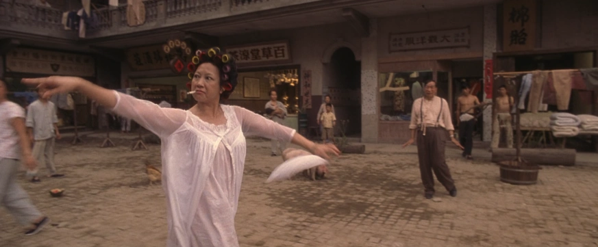 在这里要强调,饰演包租婆的元秋,虽然是早期香港的女武行,但是很早就