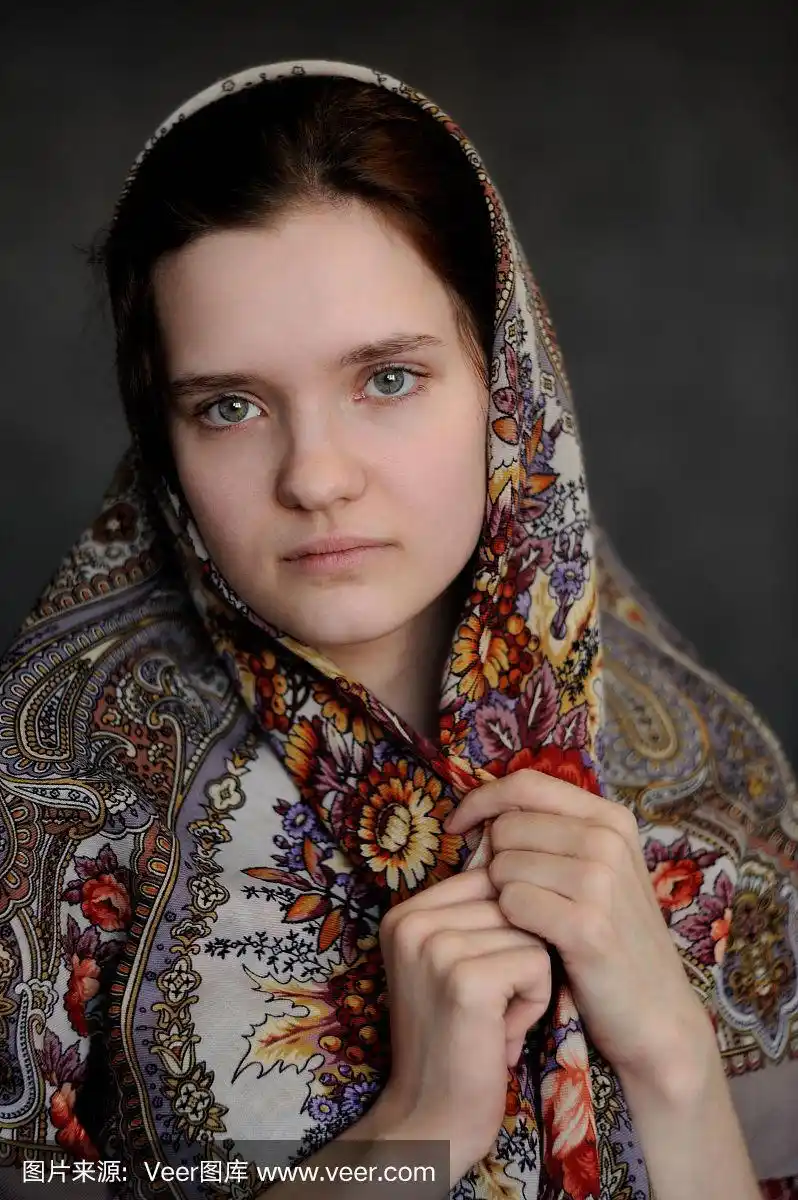 俄罗斯褐发绿眼女孩在pavlo-posad俄罗斯披肩