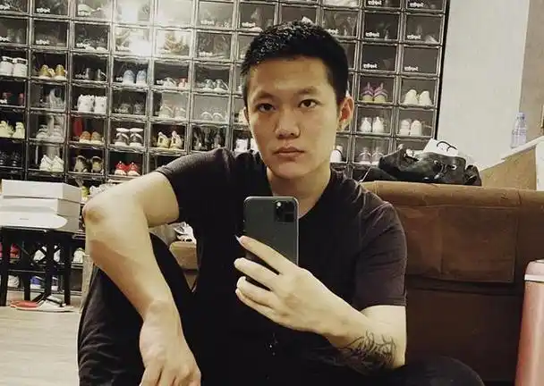 相同的是赛制没多大变化,有很多老牌的参赛选手,甚至有已经出过道且发