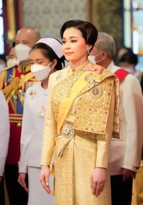 原创泰国国王70岁大寿登王座发言皇室成员聚集庆生