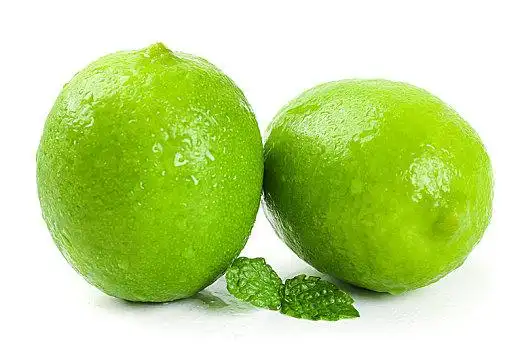 白底上的青柠檬