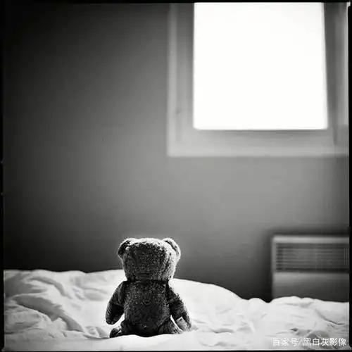 黑白灰影像|法国摄影师吉布·彼得包含情绪的黑白作品赏析