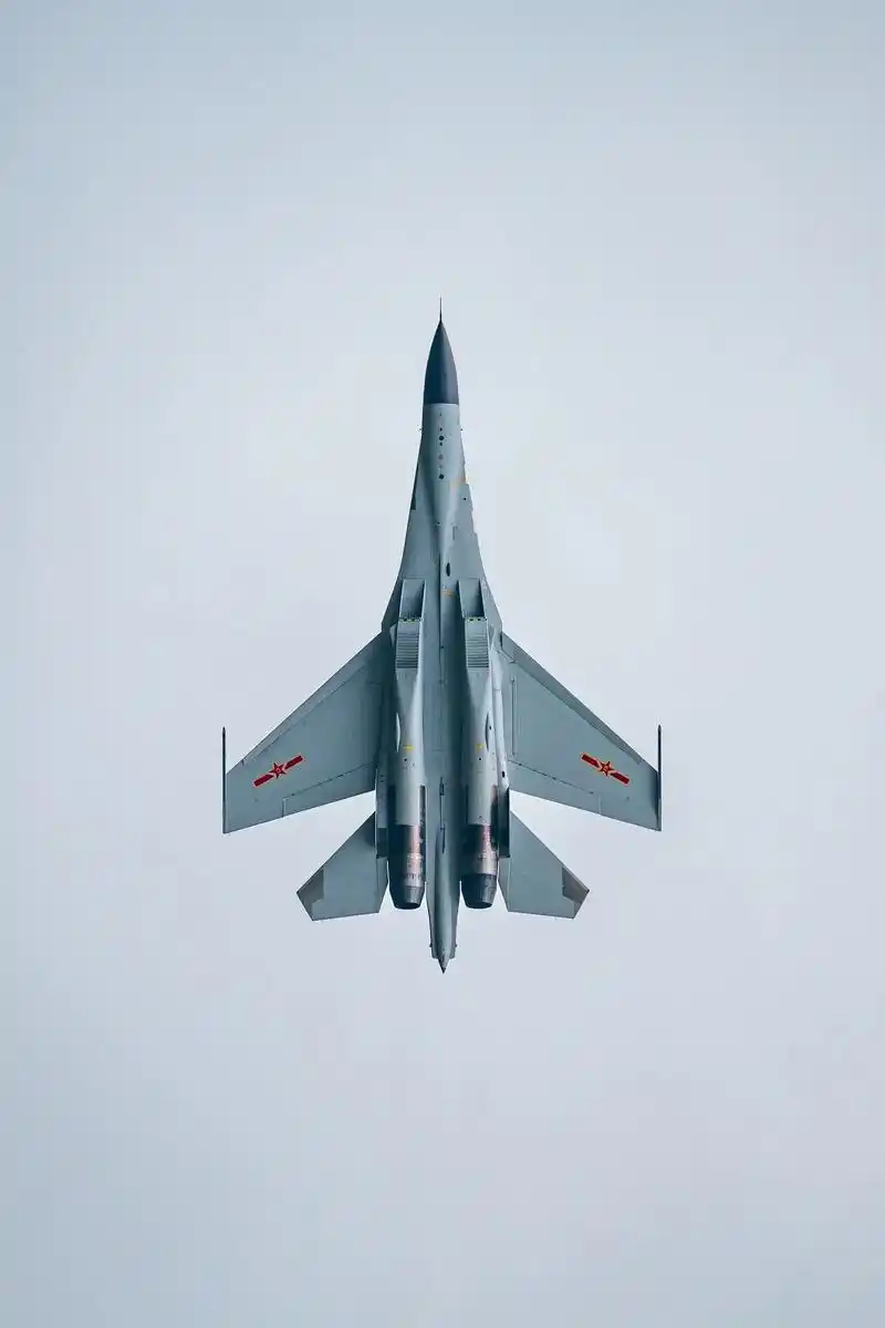 歼11bs双座多功能战斗机.歼-11bs是沈阳飞机公司在国产 - 抖音