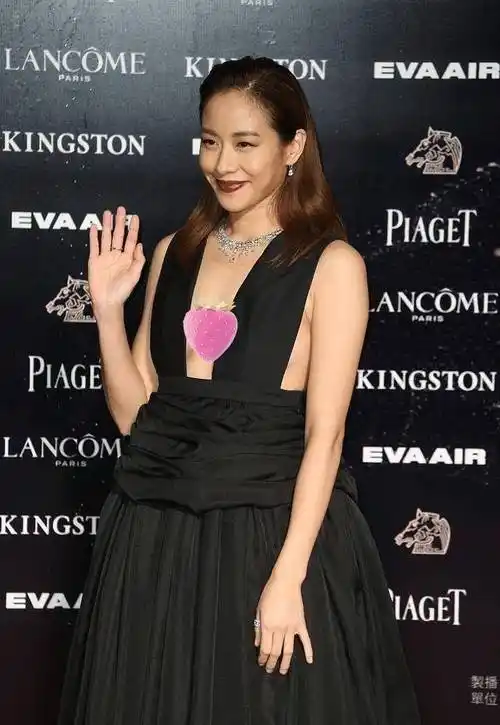 林嘉欣真"作妖",穿深v连衣裙显胖10斤不止,姨妈红唇太显老