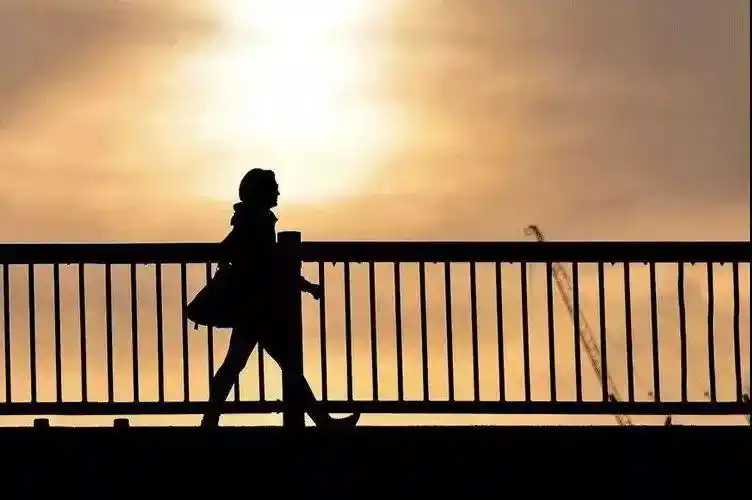 一个人若走投无路就放他去街上走走