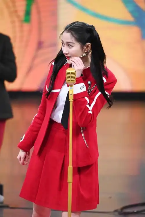 关晓彤大红服饰搭配双马尾,干净甜美!