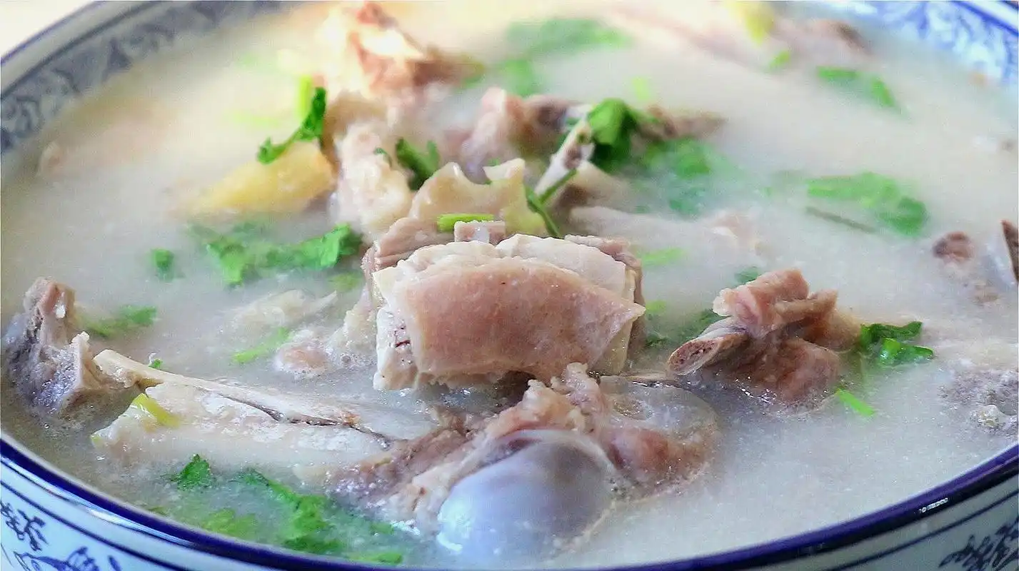 炖羊肉汤时,千万不要直接炖,教你一个小技巧,汤白浓郁,没膻味