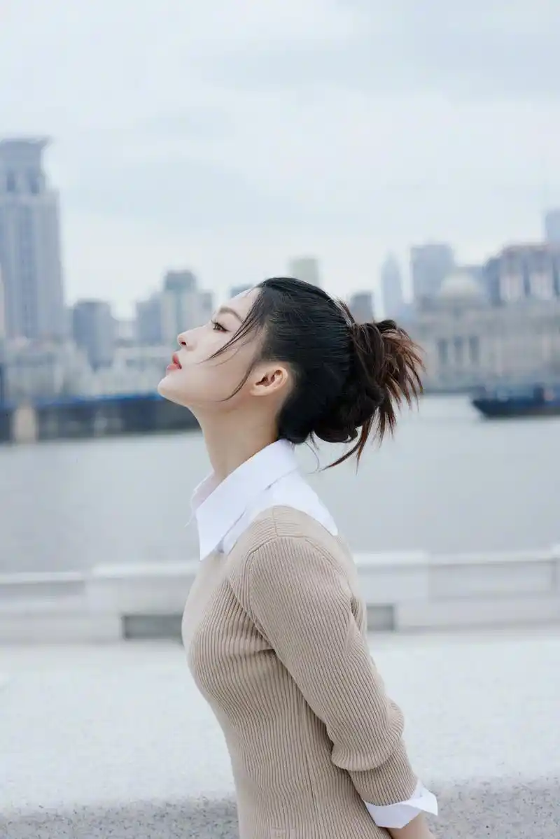 简约时尚软妹子 李沁的穿搭让你心动浅咖针织衫 浅色开叉半身长裙