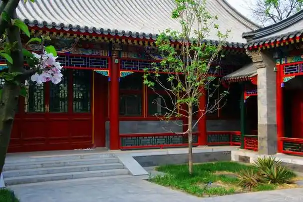 四合院是北京特有的传统民居建筑,在中国的传统建筑中,以北京四合院最