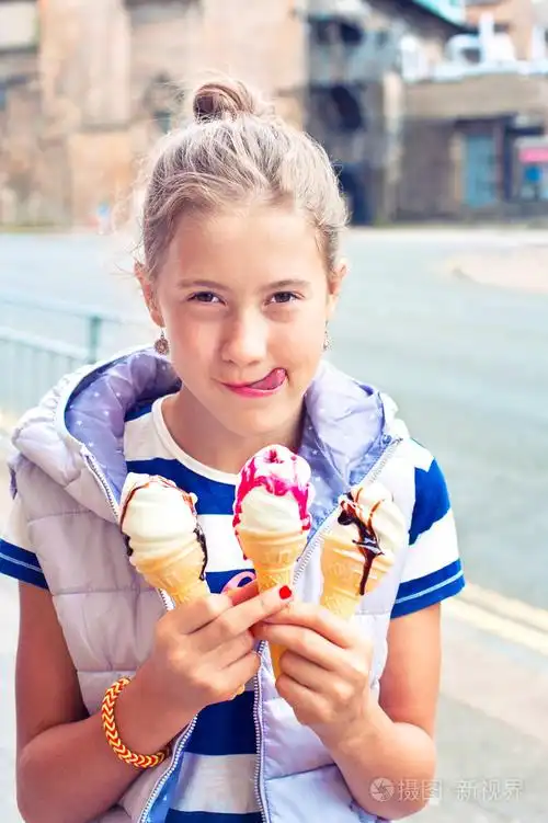 快乐微笑的年轻可爱的女孩带着许多冰淇淋. 户外活动