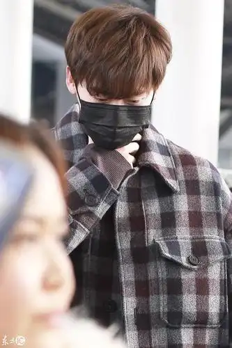 李钟硕现身机场 人气爆棚 众多粉丝围观