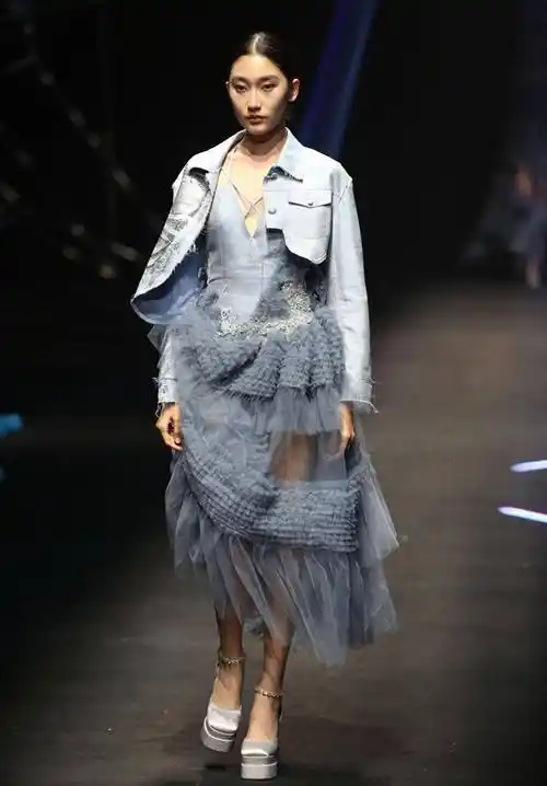 中国国际时装周秀场现场预览,边惠中ss24新闻发布会在北京举行_宋锦