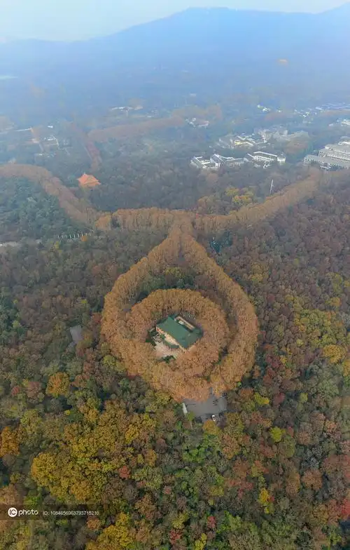 航拍南京美龄宫宛如天然宝石项链