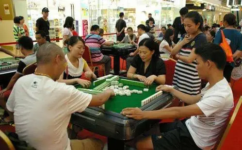 三,镇区内严禁一切聚集活动(如聚餐,打牌,打麻将,三人以上聚堆闲聊等)