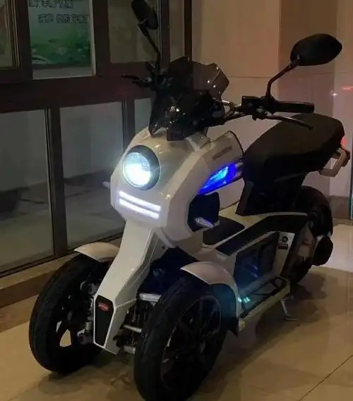 国产首款倒三轮电动车来了!配前后三碟刹,这回可以放心压 . .