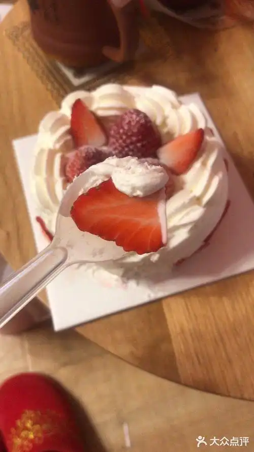 不知不觉一个人就搞定了一个草莓蛋糕 幸福的胖起来
