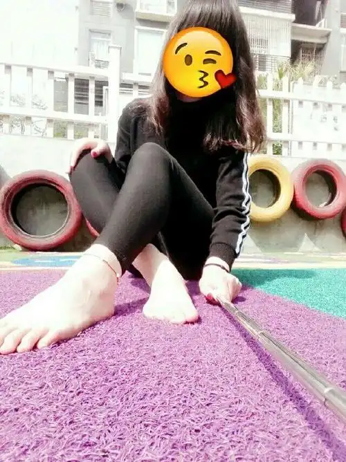 赤脚上学,在操场,脚丫好看不