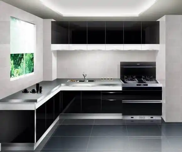 台面厨房橱柜跟集成环保灶暗色调完美融合,在视觉效果上让人感觉十分