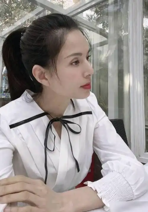 李若彤状态让人羡慕穿白衬衫扎马尾辫谁敢说是54岁的阿姨