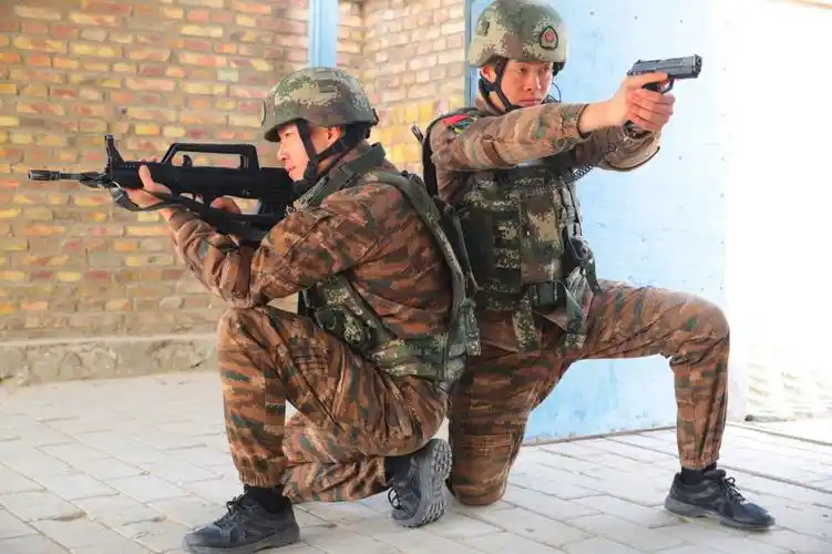 冬季大练兵直击武警特战队员训练现场