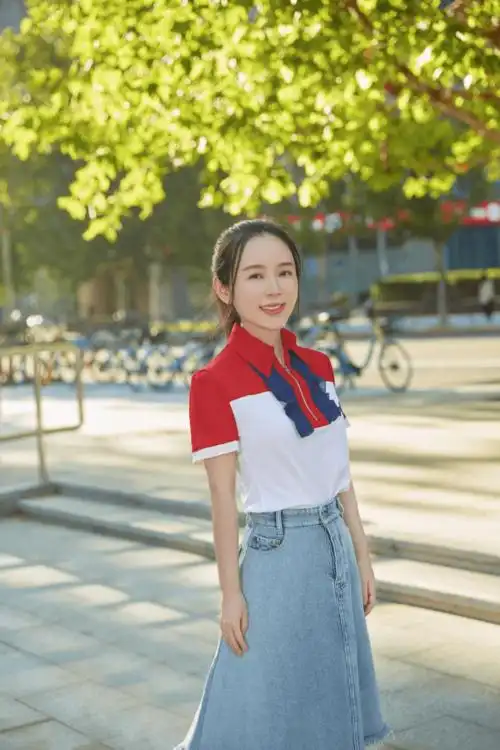 魏新雨秋日写真曝光笑容清纯气质温婉动人再看大长腿惹人羡慕