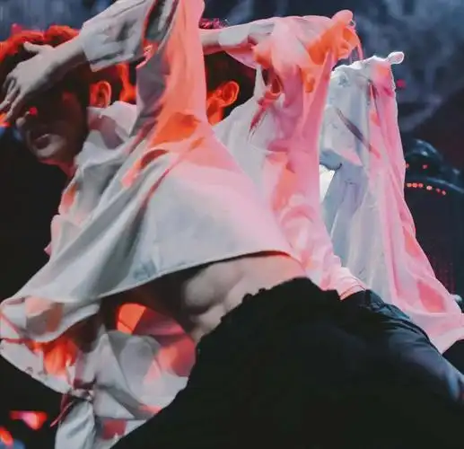 丁程鑫不经意间秀腹肌粉丝评论两极分化队友虽瘦但也有肉