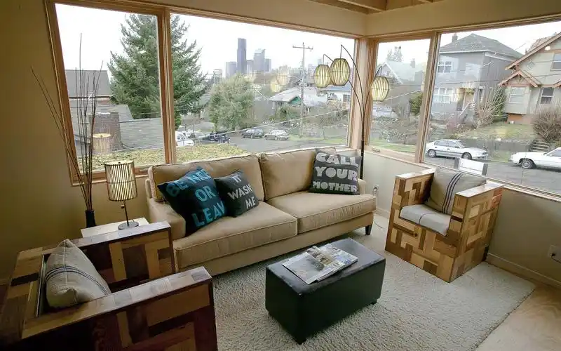 房屋内部,沙发,窗户,灯 壁纸