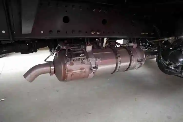 东风专用底盘d3国六平板运输车排气管