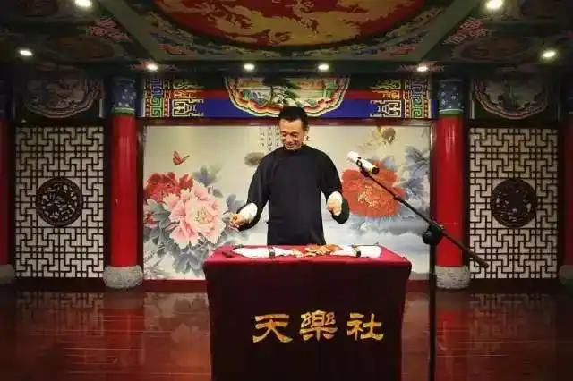 一位在武汉说了十年相声的天津人一直鼓足了劲逗乐武汉人