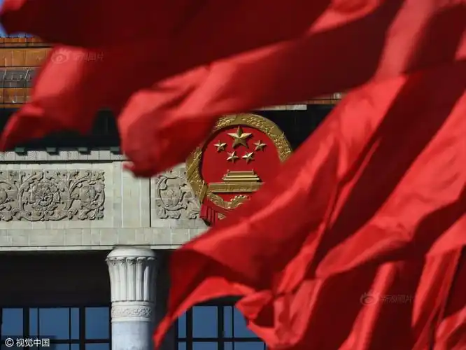 2017年3月13日,北京,人民大会堂前飘扬的红旗.