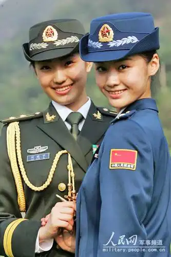 中国女兵换发新军装 威武之中有秀美(组图)