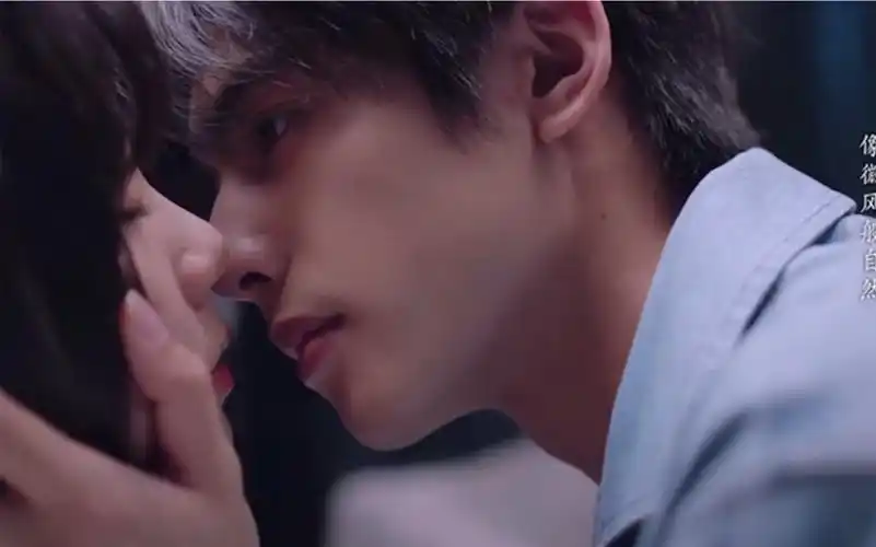 【接吻大合集-谭松韵x宋威龙】高甜接吻大合集配上蔡徐坤的情人简直了