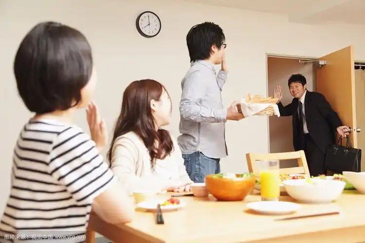 妹夫来我家做客,他一张口说话,我就开门请他走人