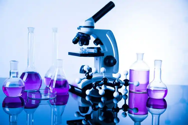 实验室的模糊图像供药学背景使用蓝色简约大气实验器材分子人物科学实