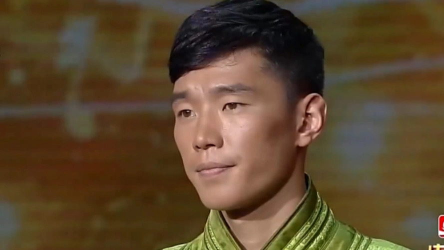 傲日其愣战胜对手成为北部唱区歌王让我们恭喜傲日其愣