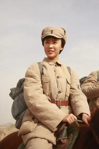 李悦溪上战场李悦溪《将军日记》剧照新浪娱乐讯 电视剧《将军日记》