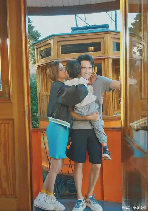 在老婆张歆艺的视角下,袁弘大秀健康身材,健康肤色,而袁弘的胸肌确实