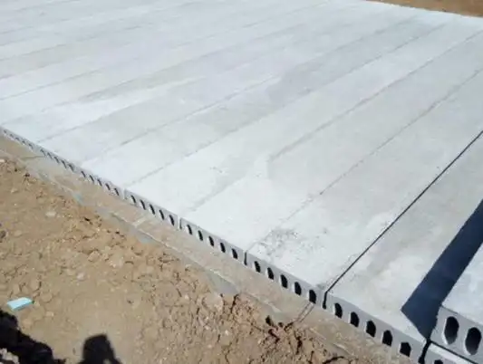 预应力空心板,是一种用混凝土浇筑的建筑材料,这种板材结构为空心材质