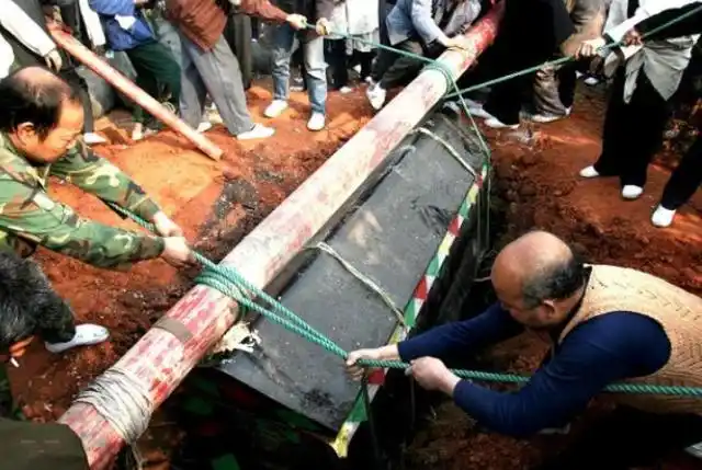 下葬途中棺材不能落地?老一辈的讲究在理吗?有一定科学依据