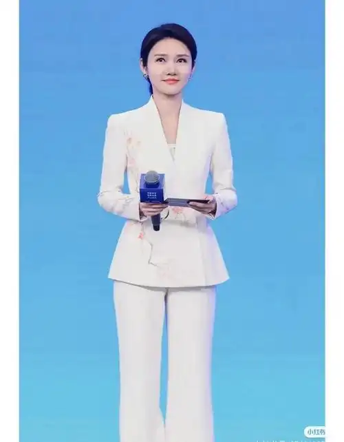 央视主持人龙洋,龙年喜气洋洋,才貌双全,身穿红色礼服美翻天!