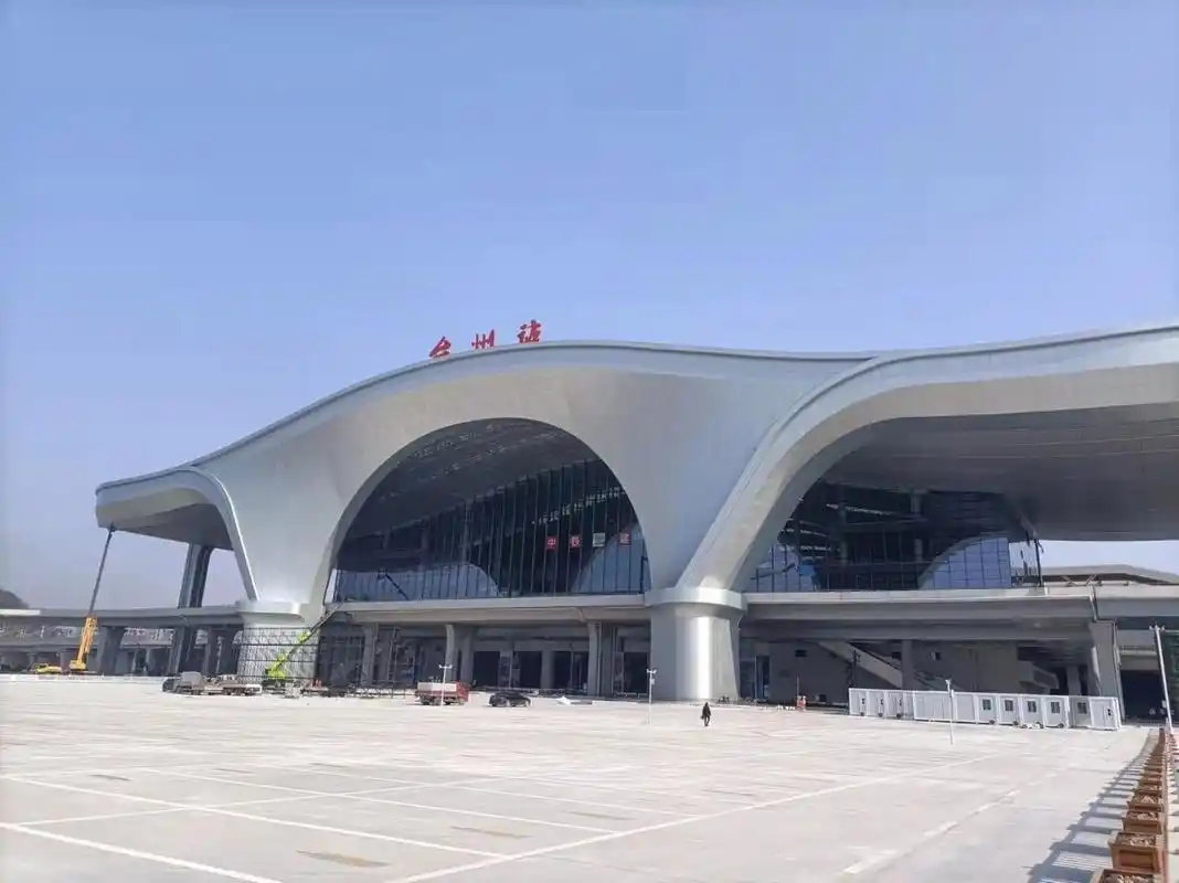 原台州火车站(现在的台州西站)于2009年9月28日正式通车.